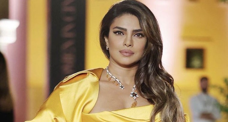 ఎల్లో డ్రెస్ లో ప్రియాంక చోప్రా అందాలు అదుర్స్ 