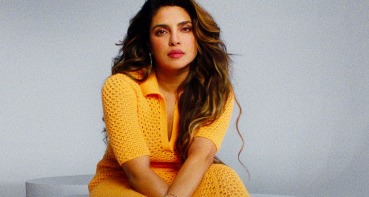 క్లీవేజ్‌ అందాలతో గ్లోబల్‌ బ్యూటీ అదిరిపోయే పోజులు