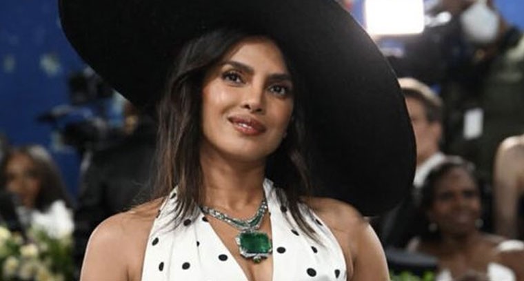 పోల్కా డాట్ ప్రింట్ డ్రెస్ లో ప్రియాంక చోప్రా