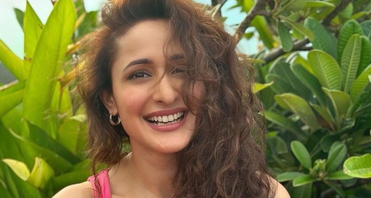  ప్రగ్యా జైస్వాల్ గ్లామర్ మెరుపులు !