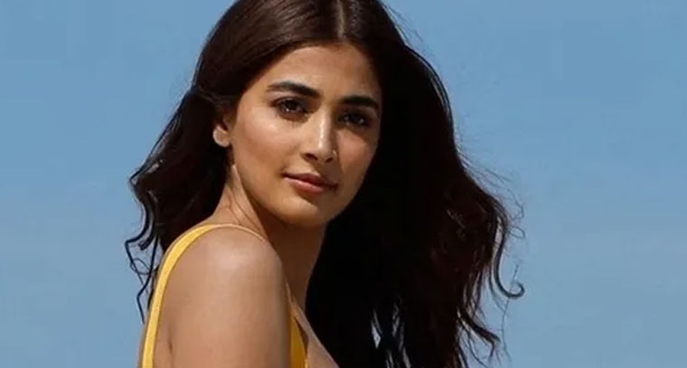 పూజా హెగ్డేకు షాక్.. ధనుష్ సినిమా నుంచి ఔట్! 