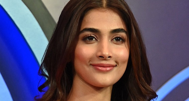 పింక్‌ డ్రెస్‌లో  మత్తెక్కిస్తున్న పూజా హెగ్డే 