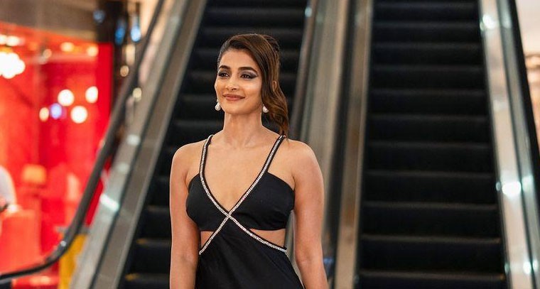 బికినీలో కేక్ కట్ చేసిన పూజా హెగ్దే