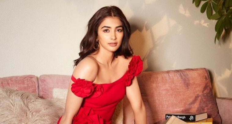 రెడ్  స్కర్ట్ లో పూజా హెగ్డే  పోజులు 