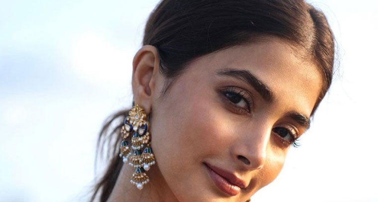 బ్లూ డ్రెస్ లో పూజా హెగ్డే !