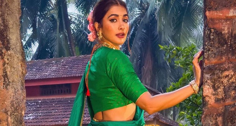 లైక్ పింక్ హాఫ్ శారీలో పూజా హెగ్దే

