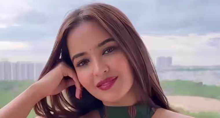 చీర అందాలతో అల్లాడిస్తున్న పూజిత పొన్నాడ