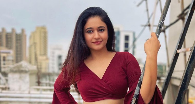 పూనమ్‌ బజ్వా గ్లామర్‌ విందు