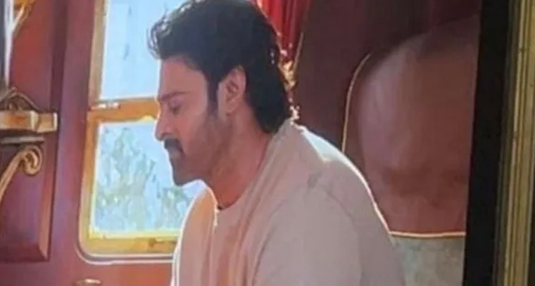 ప్రభాస్ 'ఫౌజీ' లుక్ లీక్