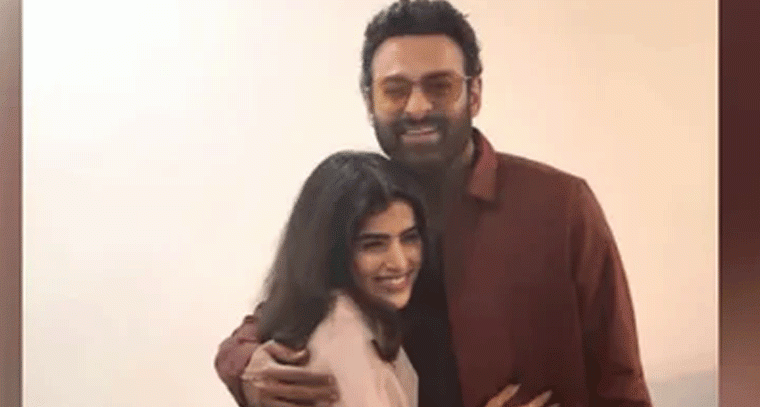 ప్రభాస్ ఇంటికి అభిమానులు.. లేడీ ఫ్యాన్ తో ఆత్మీయ పలకరింపు