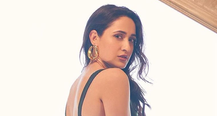 నడుము  అందాలతో కుర్రకారుకు మత్తెక్కిస్తున్న ప్రగ్యా జైస్వాల్