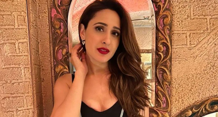 బ్లాక్ డ్రెస్ లో ప్రగ్యా జైస్వాల్ స్టన్నింగ్ స్టిల్స్