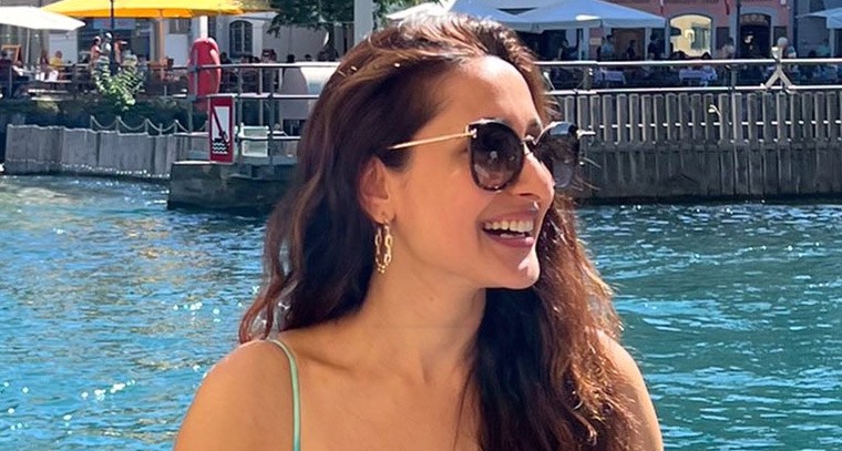 ప్రగ్యా గ్లామరస్ ఫొటోస్ 

 