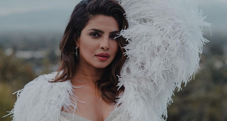  థాయ్ స్లిట్ లాంగ్ స్కర్ట్‌తో  లో  ప్రియాంక చోప్రా