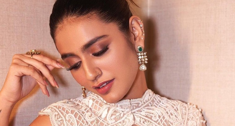 ట్రాన్స్ ఫరెంట్ శారీలో ప్రియా వారియర్ మెరుపులు..