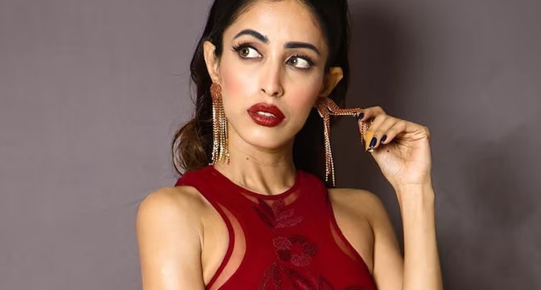  రెడ్ డ్రెస్‌లో  ప్రియా బెనర్జీ