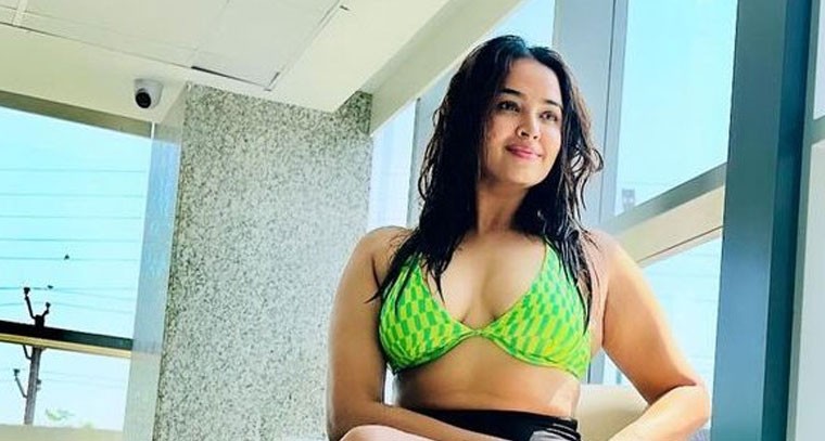  బికినీ లో పూజిత పొన్నాడ ఫొటోస్ 