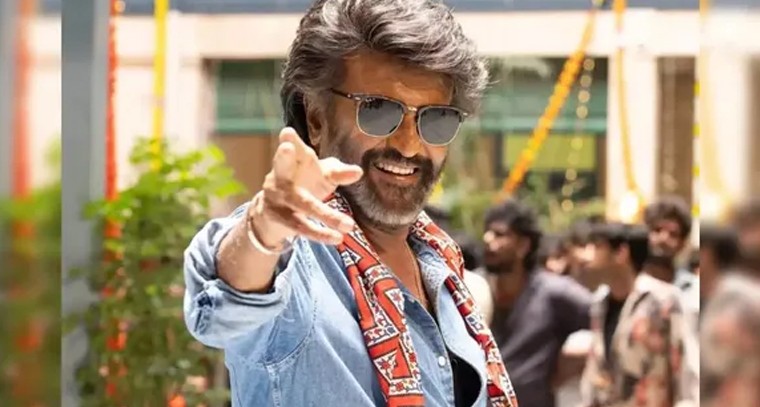 రజినీ క్రేజ్.. ఉద్యోగులకు సెలవు, ఫ్రీ టికెట్స్‌