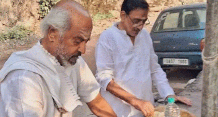 రోడ్డు పక్కన నిల్చొని సూపర్ స్టార్ భోజనం.. వైరలవుతున్న ఫొటోలు