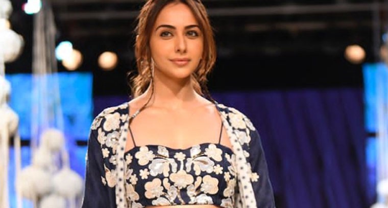 బ్లూ షార్ట్ డ్రెస్‌లో రకుల్ ర్యాంప్ వాక్