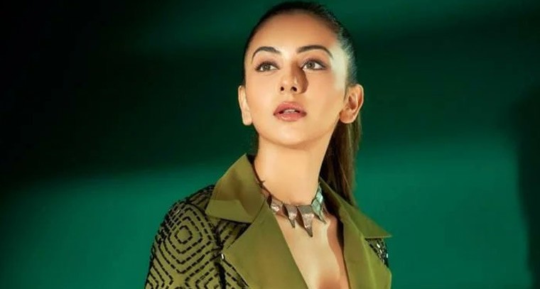 గ్రీన్ డ్రెస్ లో రకుల్ స్టిల్స్ 