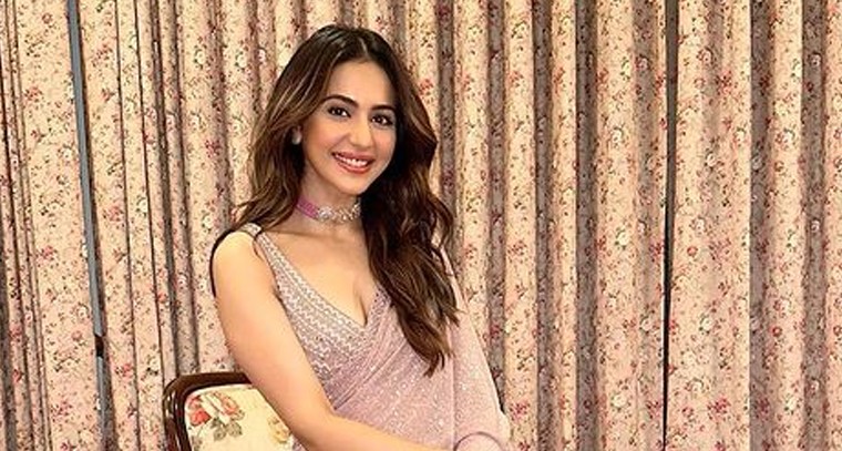 డిజైనర్ శారీలో రకుల్ అందాల కనువిందు