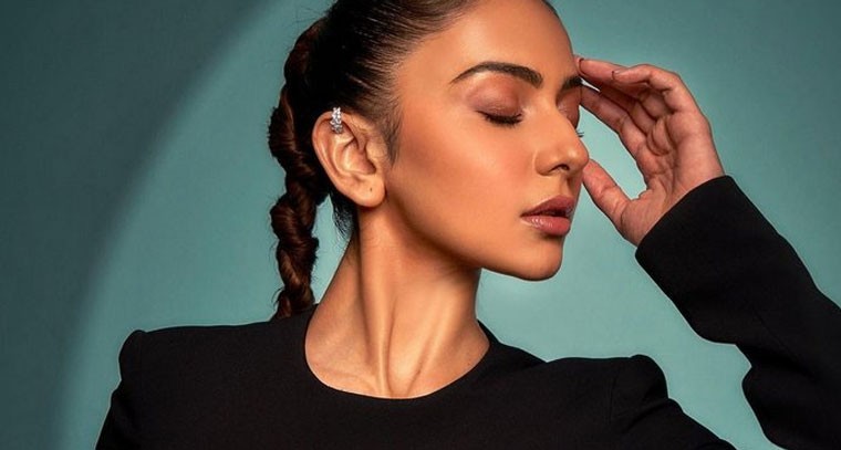 బ్లాక్‌ ఫిట్‌లో చెమటలు పట్టిస్తున్న రకుల్‌