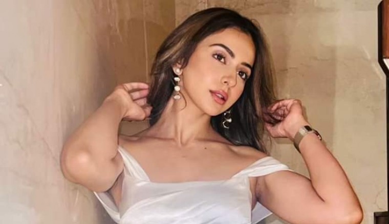 షార్ట్ డ్రెస్ లో  రకుల్ స్టిల్స్ 