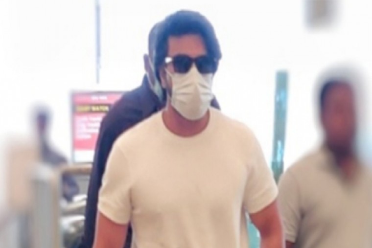 ఢిల్లీకి బయలుదేరిన రాంచరణ్ ... ఎయిర్పోర్ట్ లుక్ వైరల్ 