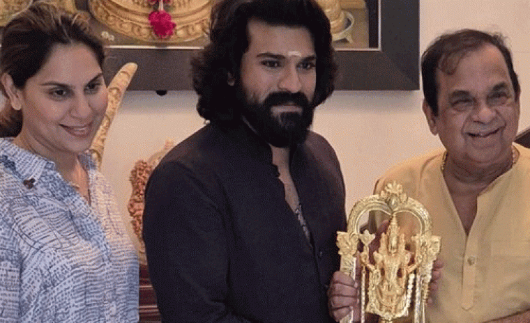 బ్రహ్మానందం నుండి దైవిక బహుమతిని అందుకున్న రామ్ చరణ్