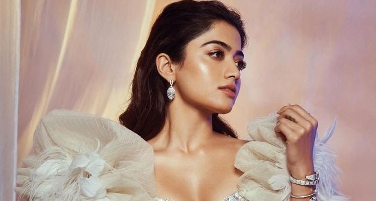 మ్యాగజైన్ పై రష్మిక మందన్న  హాట్ అందాలు