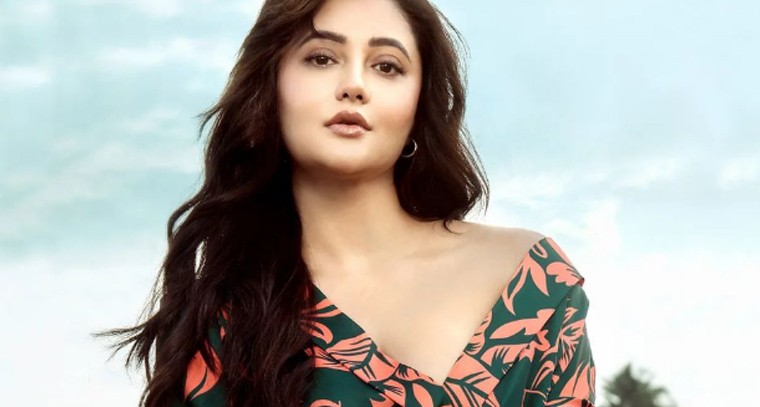  పూల దుస్తులలో రష్మీ దేశాయ్