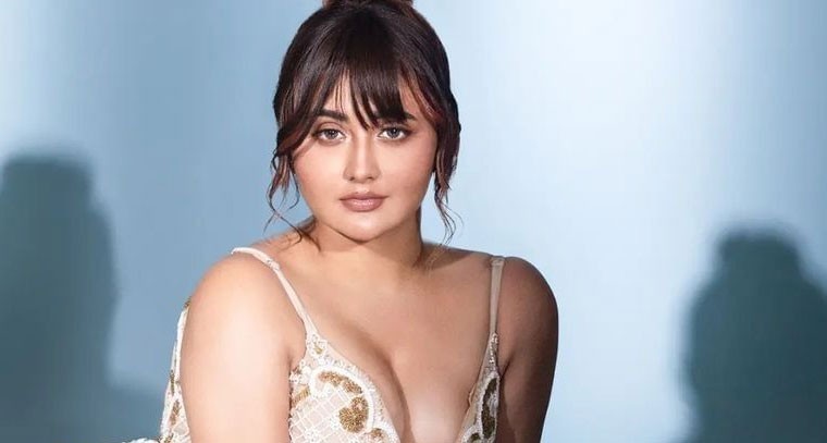 సిజ్లింగ్ లుక్‌ లో రష్మీ దేశాయ్