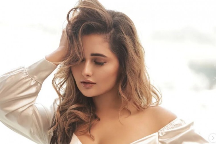 రష్మీ దేశాయ్ హాట్ ఫోటోషూట్  !