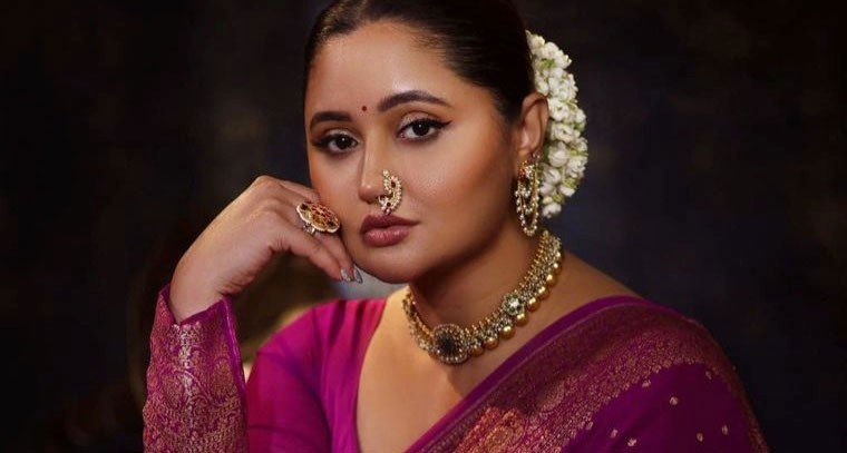 చీర కట్టులో కిల్లింగ్ లుక్స్ తో కుర్రకాలను కట్టిపడేస్తున్న రష్మీ దేశాయ్ 