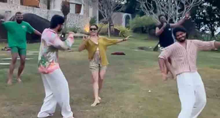 పాటలు, డ్యాన్స్ లతో ఎంజాయ్ చేస్తున్న కొత్త జంట 
