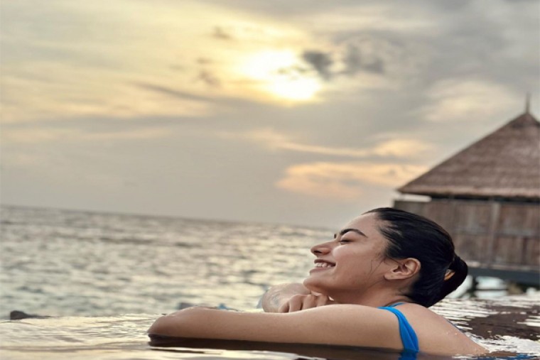 మాల్దీవ్స్ వెకేషన్లో ...రష్మిక స్విమ్మింగ్ పూల్ పిక్ వైరల్...!!