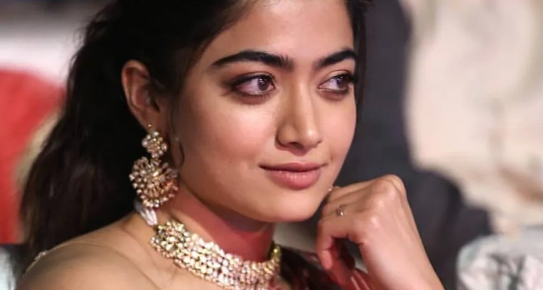 మారు వేషం లో భ్రమరాంబ థియేటర్ లో సినిమా చూసిన రష్మిక