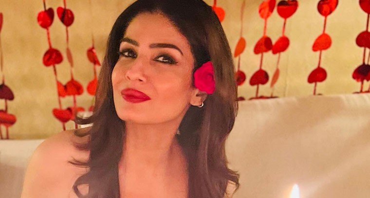 రెడ్ ఆఫ్ షోల్డర్ డ్రెస్ లో రవీనా టాండన్ 