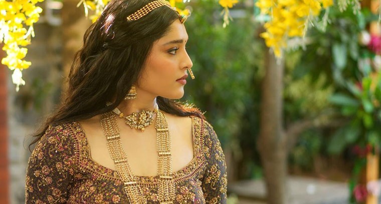 వయ్యారంగా రితికా సింగ్‌ డ్యాన్స్