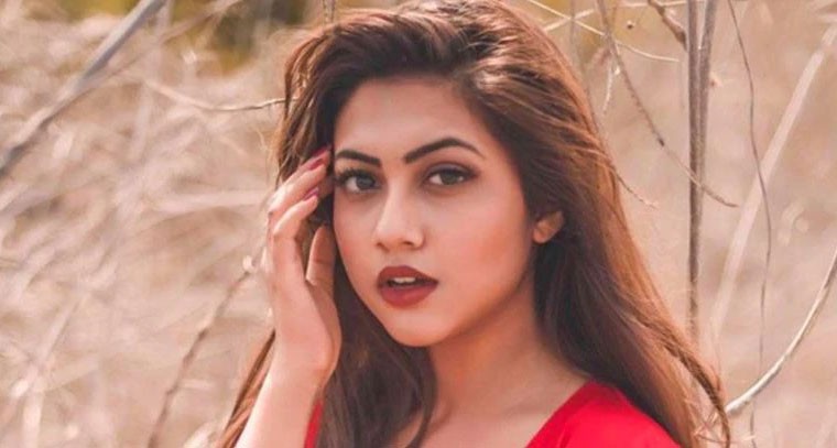 షార్ట్ డ్రెస్ లో రీమ్ షేక్ 
