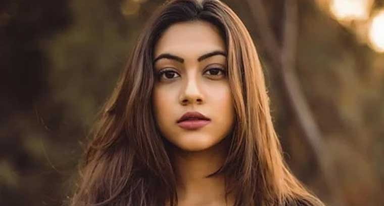 బ్లూ డెనిమ్ జీన్స్ లో  రీమ్ షేక్ 
