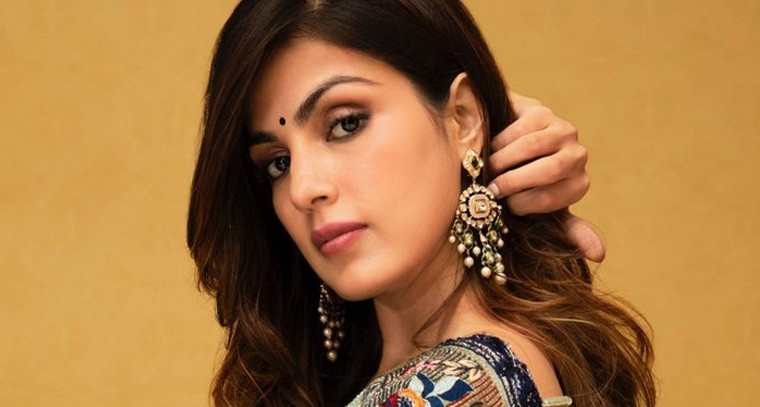 ట్రెడిషనల్ లుక్ లో మతిపోగొడుతున్న రియా చక్రవర్తి