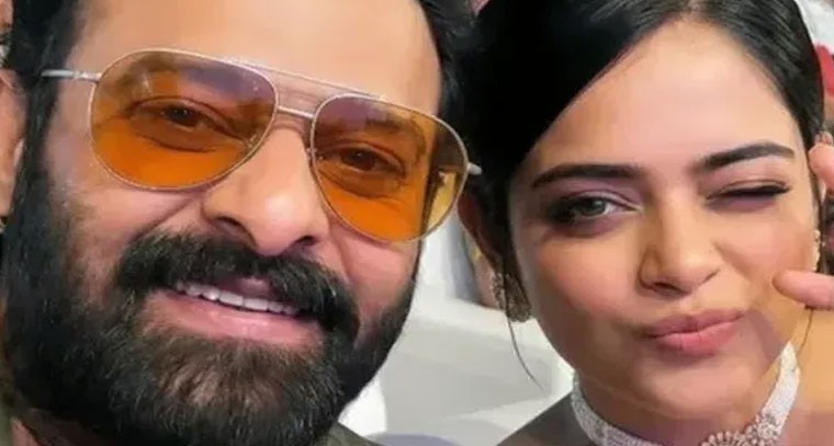 నేను కట్టుకున్న చీర ప్రభాస్ గిఫ్ట్ గా ఇచ్చారు: రిద్ధి కుమార్