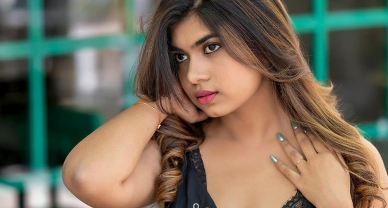 అందాలతో టెంప్ట్ చేస్తున్న రీతూ చౌదరి