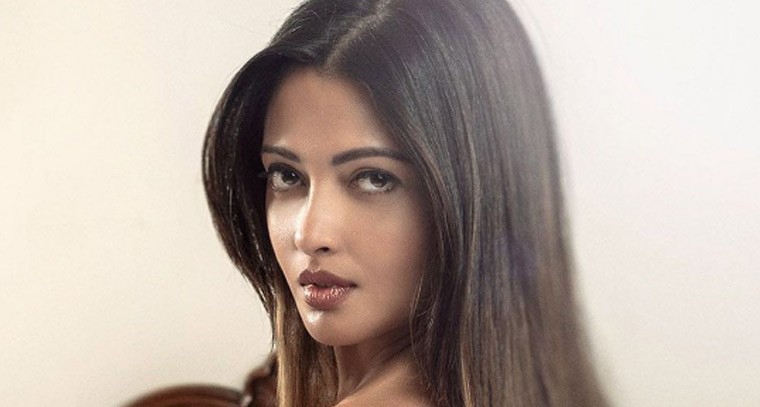 రియా సేన్ అందాల విందు 