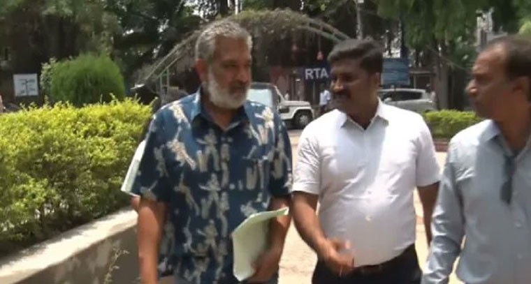 ఆర్టీఏ కార్యాలయంలో సందడి చేసిన దర్శకుడు రాజమౌళి