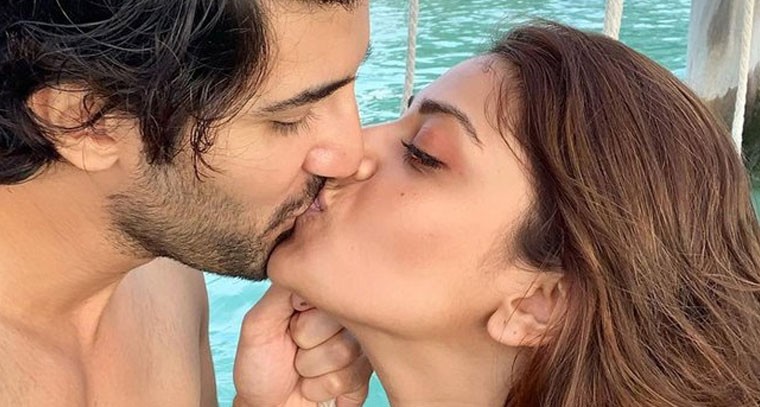 రొమాంటిక్ ఫోటో షేర్ చేసిన అనుష్క