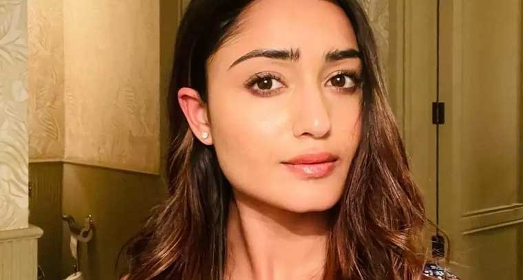 త్రిధా చౌదరి సిజ్లింగ్ పోజులు