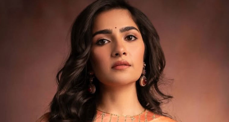 చీరకట్టులో రుక్మిణి వసంత్...అందం అదుర్స్..!!